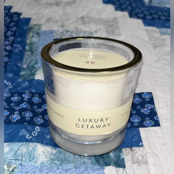 NEW! BB INTL. Luxury Getaway Gold Rim Scented Candle 11.3oz - Picture 2 of 6